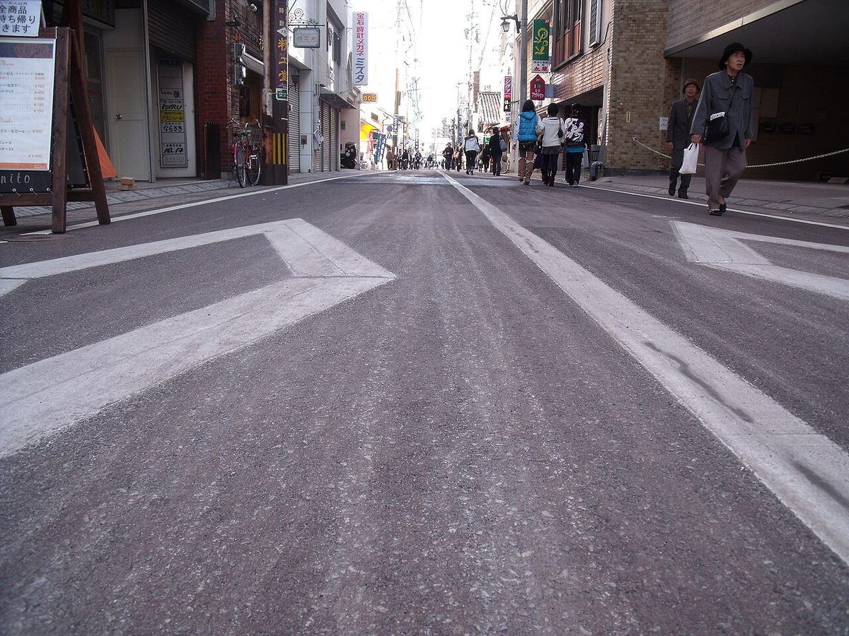Crowds watching the Karatsu Kunchi festival floats